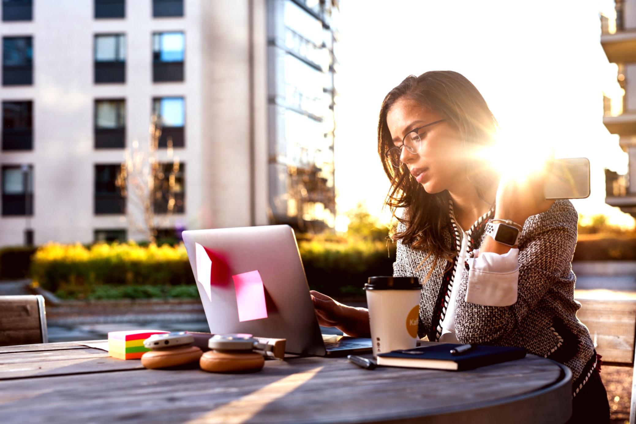 Студенти під час групового воркшопу обговорюють тексти та діляться ідеями